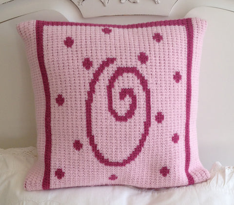 Knit pillow - "O"